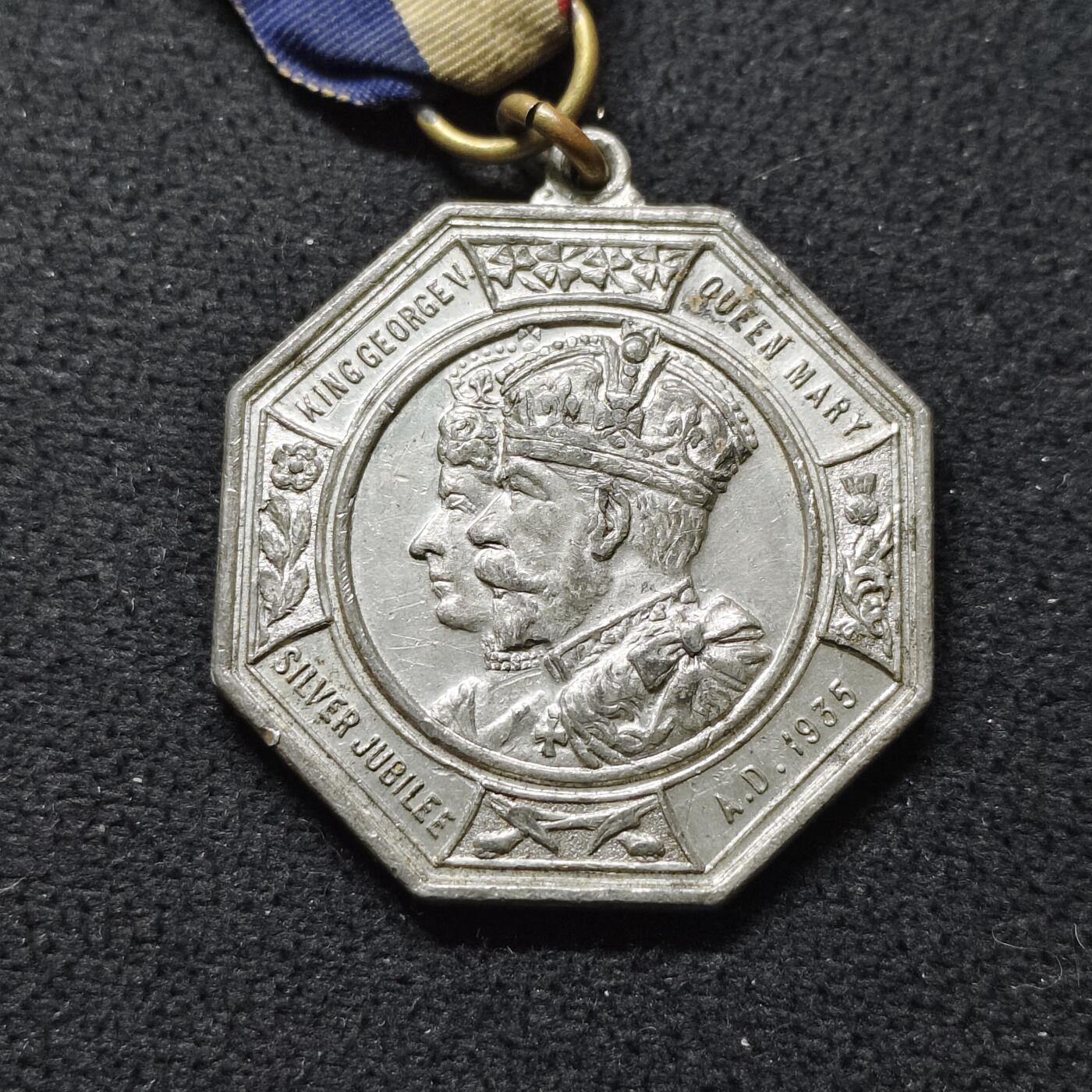 【全场包邮】纯粹捡漏拍476场（免费代拍第13场）调整中 【勋章】英国1935年乔治五世与玛丽王后的银禧纪念日八角锡铅勋章