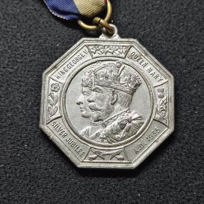 【全场包邮】纯粹捡漏拍476场（免费代拍第13场）调整中 - 【勋章】英国1935年乔治五世与玛丽王后的银禧纪念日八角锡铅勋章