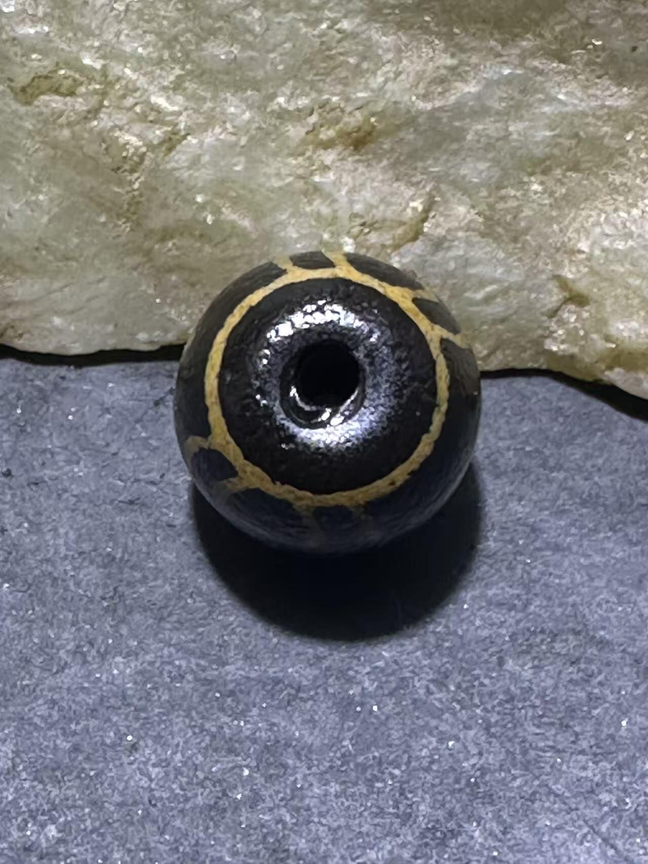 仅此一颗，精品藏传牙黄宝瓶玛瑙天珠一颗。，