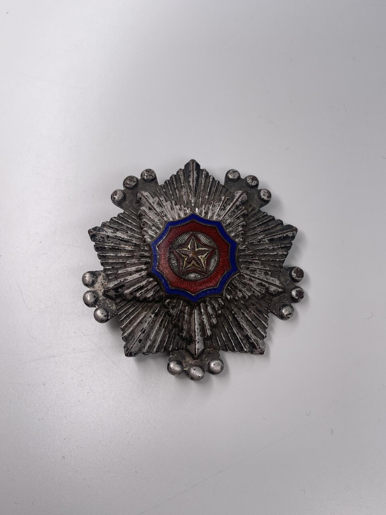 新时代收藏徽章红藏拍卖(第二十八场)  徽章纸品证书杂项 横针版朝鲜三级国旗勋章 难得珐琅没有破损 看好品相略磨