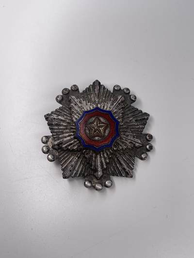 新时代收藏徽章红藏拍卖(第二十八场)  徽章纸品证书杂项 - 横针版朝鲜三级国旗勋章 难得珐琅没有破损 看好品相略磨