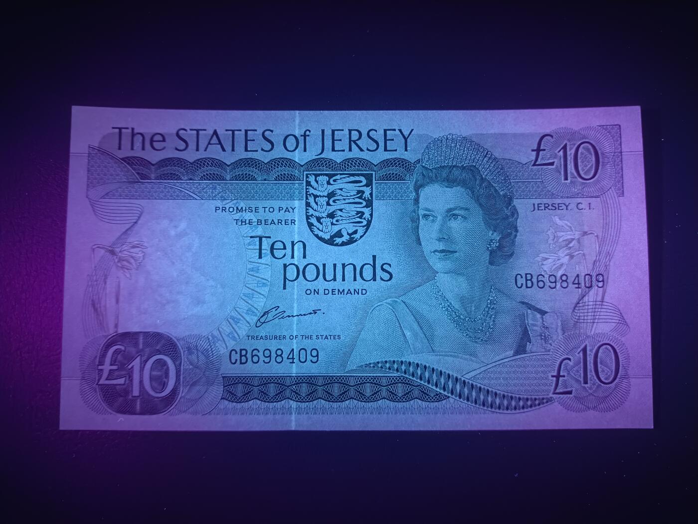 2025十一月第四期，总202期 泽西岛1983版10镑UNC双冠，稀有的珍珠冠女王版本中高面值，女王和伊丽莎白堡