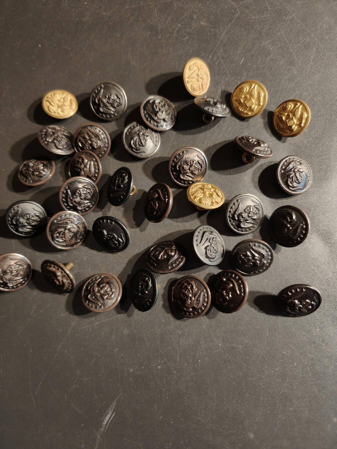 老王徽章第163期 13-15日三场连拍 16日统一发货  13、14日结束后可寄存  美国陆军、陆战队扣子一组    17mm.    约35枚