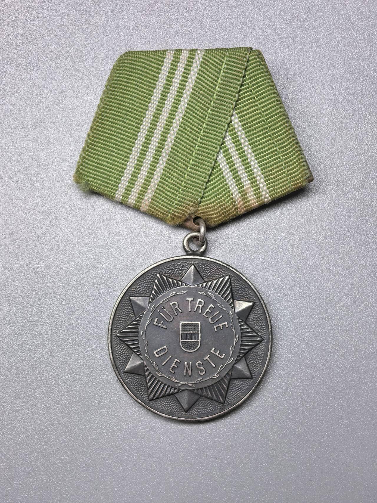 小驴勋章奖章收藏11月15日周六晚五点拍卖（珍爱和平，收藏战争，铭记历史，勿忘国耻，忠党爱国。有偿代拍，送拍规则在简介最后，参拍须阅读规则后再参拍，关系到运费包装发货时效真假辨别等关键信息，拍卖时不再发原图，看大图店主微信码在拍卖店铺介绍里）