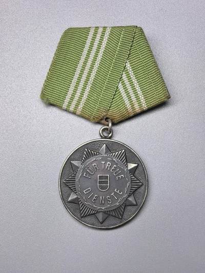 小驴勋章奖章收藏11月15日周六晚五点拍卖（珍爱和平，收藏战争，铭记历史，勿忘国耻，忠党爱国。有偿代拍，送拍规则在简介最后，参拍须阅读规则后再参拍，关系到运费包装发货时效真假辨别等关键信息，拍卖时不再发原图，看大图店主微信码在拍卖店铺介绍里） - 东德银级内政部忠诚奖章