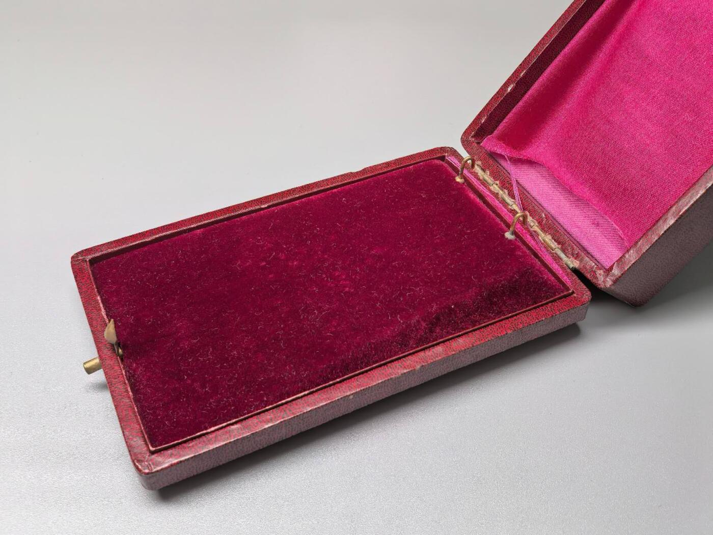 小驴勋章奖章收藏11月15日周六晚五点拍卖（珍爱和平，收藏战争，铭记历史，勿忘国耻，忠党爱国。有偿代拍，送拍规则在简介最后，参拍须阅读规则后再参拍，关系到运费包装发货时效真假辨别等关键信息，拍卖时不再发原图，看大图店主微信码在拍卖店铺介绍里）