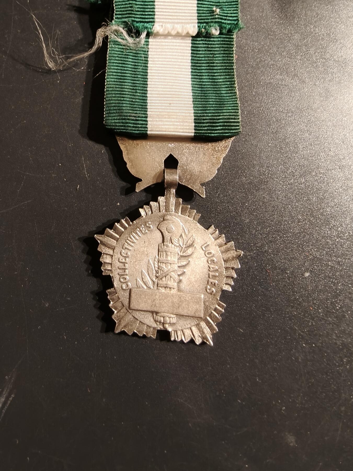 老王徽章第163期 13-15日三场连拍 16日统一发货  13、14日结束后可寄存  法国银级地方嘉奖奖章    银质螃蟹银标     20.1g