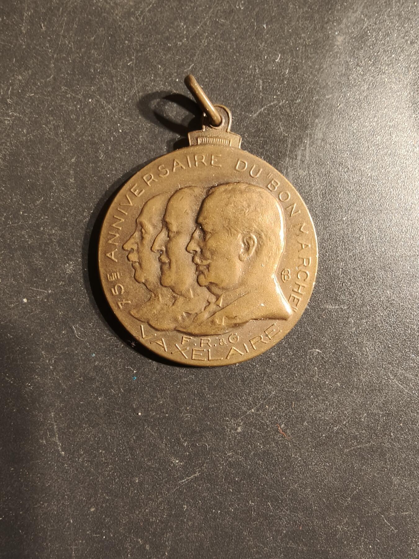 老王徽章第163期 13-15日三场连拍 16日统一发货  13、14日结束后可寄存 法国美好市场百货公司75周年纪念章 