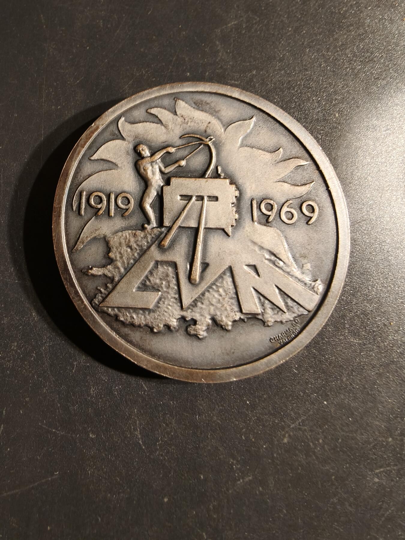 老王徽章第163期 13-15日三场连拍 16日统一发货  13、14日结束后可寄存 比利时镀银纪念章    直径50mm.    重量59.3g