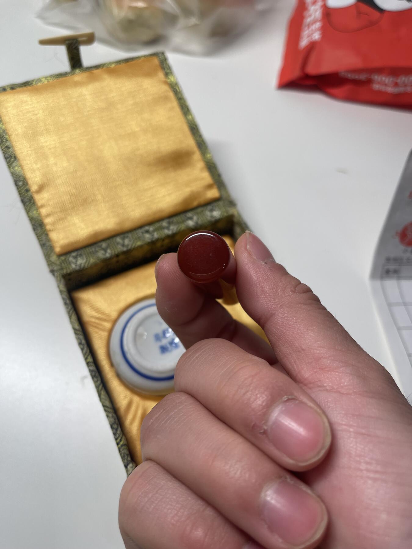 新时代收藏徽章红藏拍卖(第二十八场)  徽章纸品证书杂项 08北京奥运会 我们做给日本人的纪念品印章和仿乾隆墨盒 未刻字 闲鱼售价300多