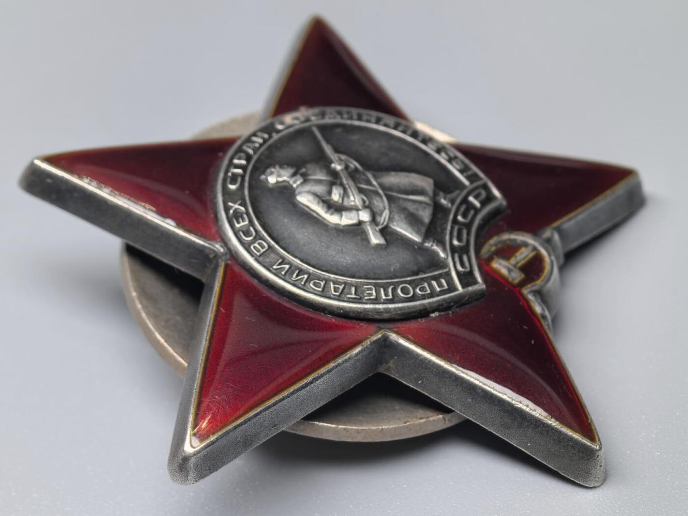 小驴勋章奖章收藏11月15日周六晚五点拍卖（珍爱和平，收藏战争，铭记历史，勿忘国耻，忠党爱国。有偿代拍，送拍规则在简介最后，参拍须阅读规则后再参拍，关系到运费包装发货时效真假辨别等关键信息，拍卖时不再发原图，看大图店主微信码在拍卖店铺介绍里）