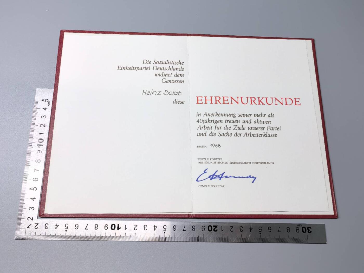 小驴勋章奖章收藏11月15日周六晚五点拍卖（珍爱和平，收藏战争，铭记历史，勿忘国耻，忠党爱国。有偿代拍，送拍规则在简介最后，参拍须阅读规则后再参拍，关系到运费包装发货时效真假辨别等关键信息，拍卖时不再发原图，看大图店主微信码在拍卖店铺介绍里） 东德加入工人阶级政党40年纪念章证书