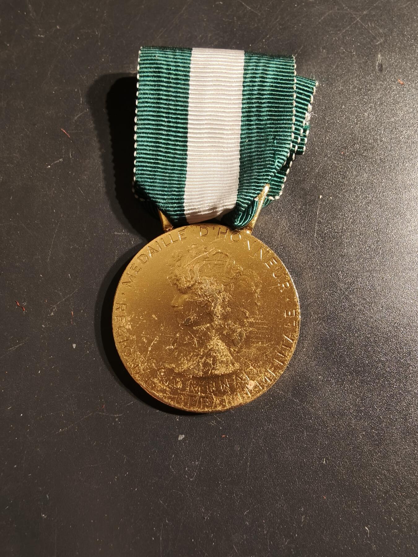 老王徽章第163期 13-15日三场连拍 16日统一发货  13、14日结束后可寄存 法国金级地方嘉奖奖章    实发版 