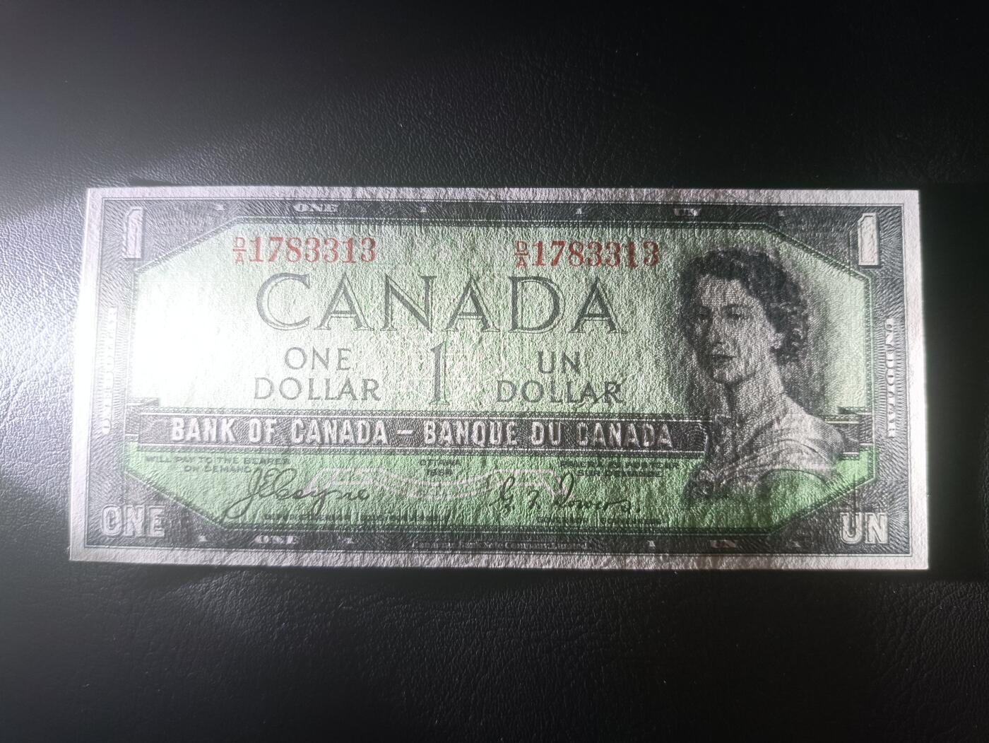 2025十一月第四期，总202期 加拿大1954版1元“魔鬼脸”版本首签UNC-有挤纸，因新发行纸币的女王发型可以看出来一个魔鬼向下看的脸而被舆论攻击，从而紧急改版，导致此版本稀少
