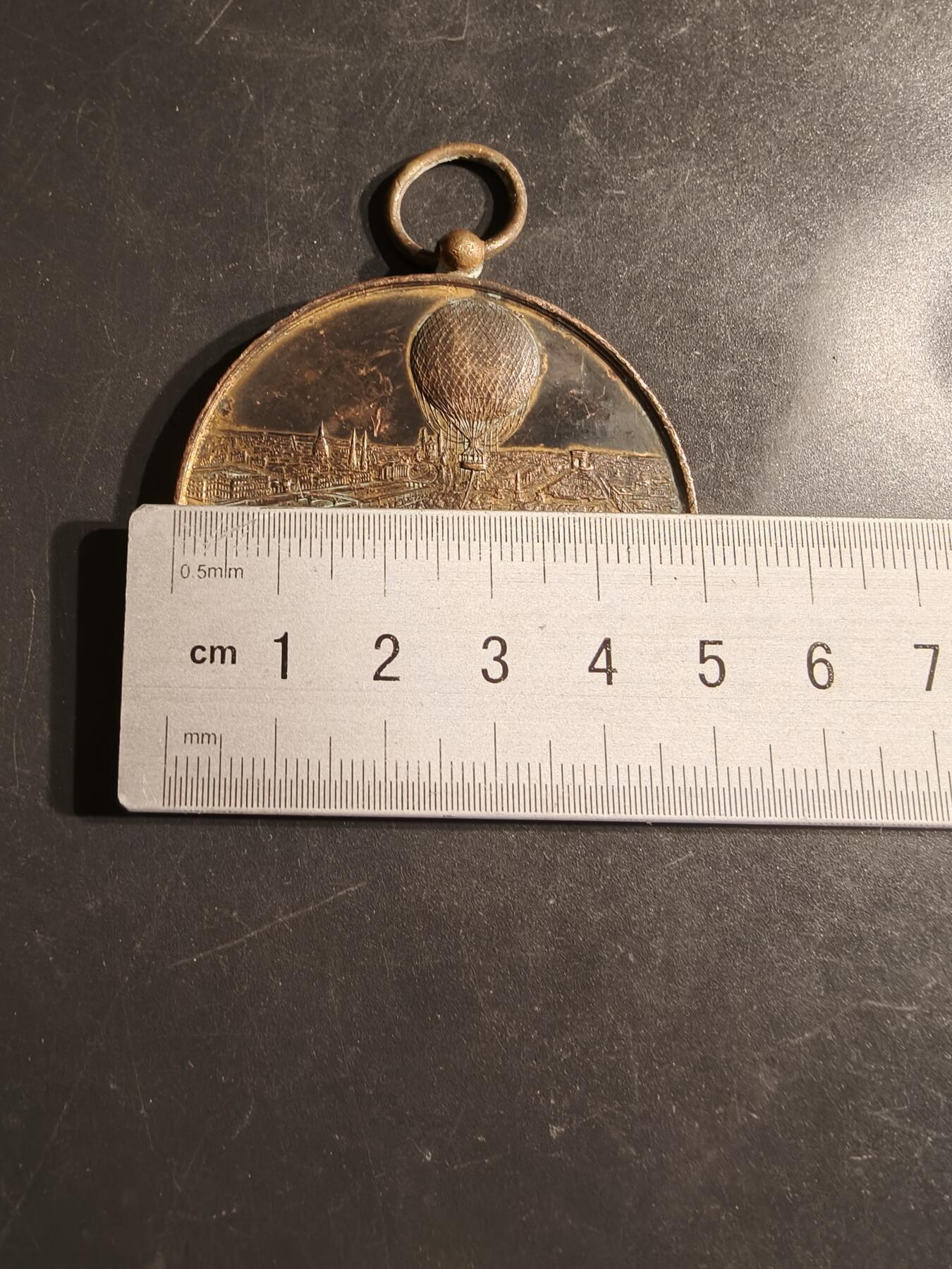 老王徽章第163期 13-15日三场连拍 16日统一发货  13、14日结束后可寄存 法国1876年巴黎全景大尺寸铜奖章     纪念亨利·吉法德先生的系留蒸汽气球升空      直径50mm.    重量51.2g