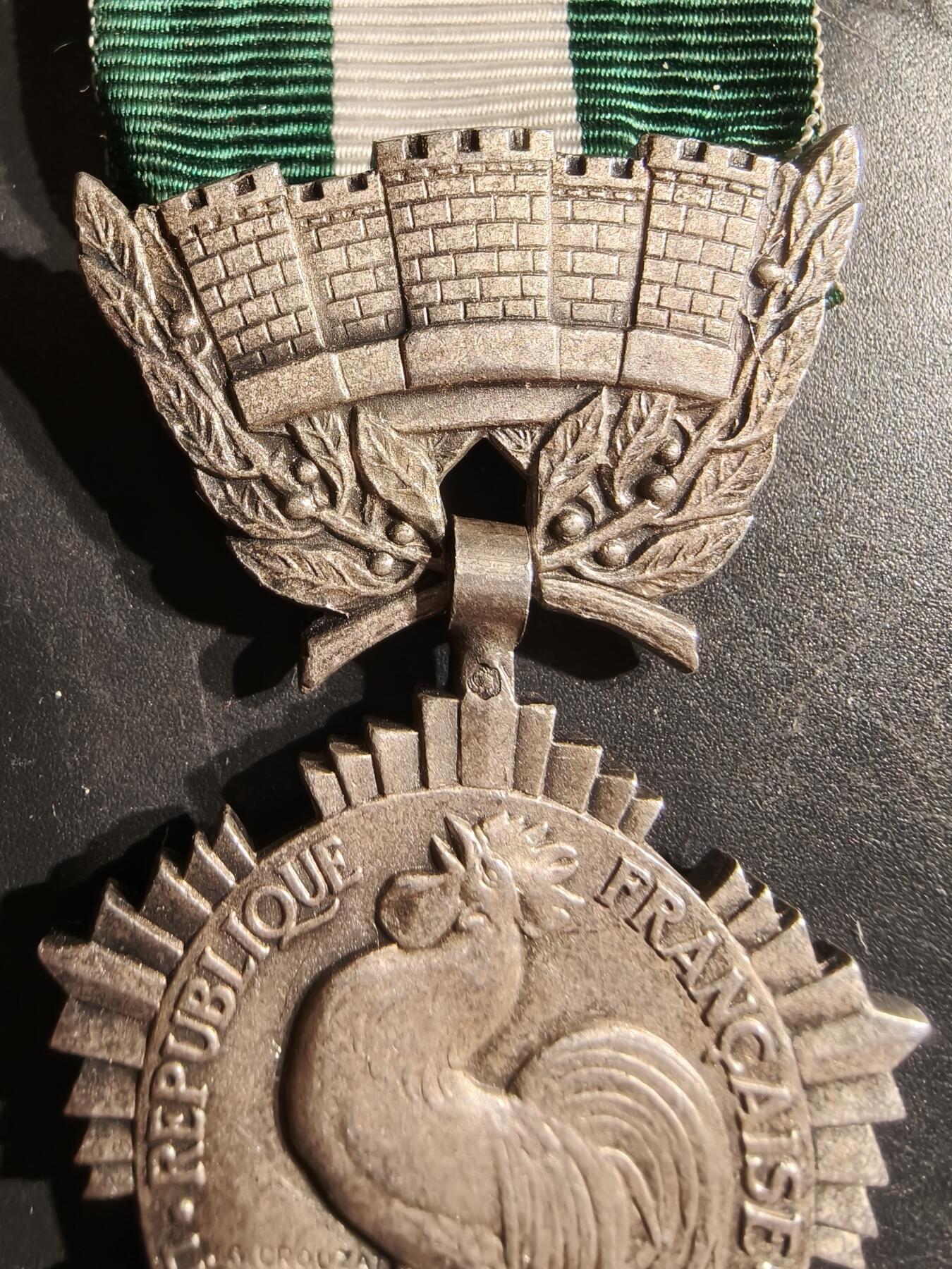 老王徽章第163期 13-15日三场连拍 16日统一发货  13、14日结束后可寄存  法国银级地方嘉奖奖章    银质螃蟹银标     20.1g