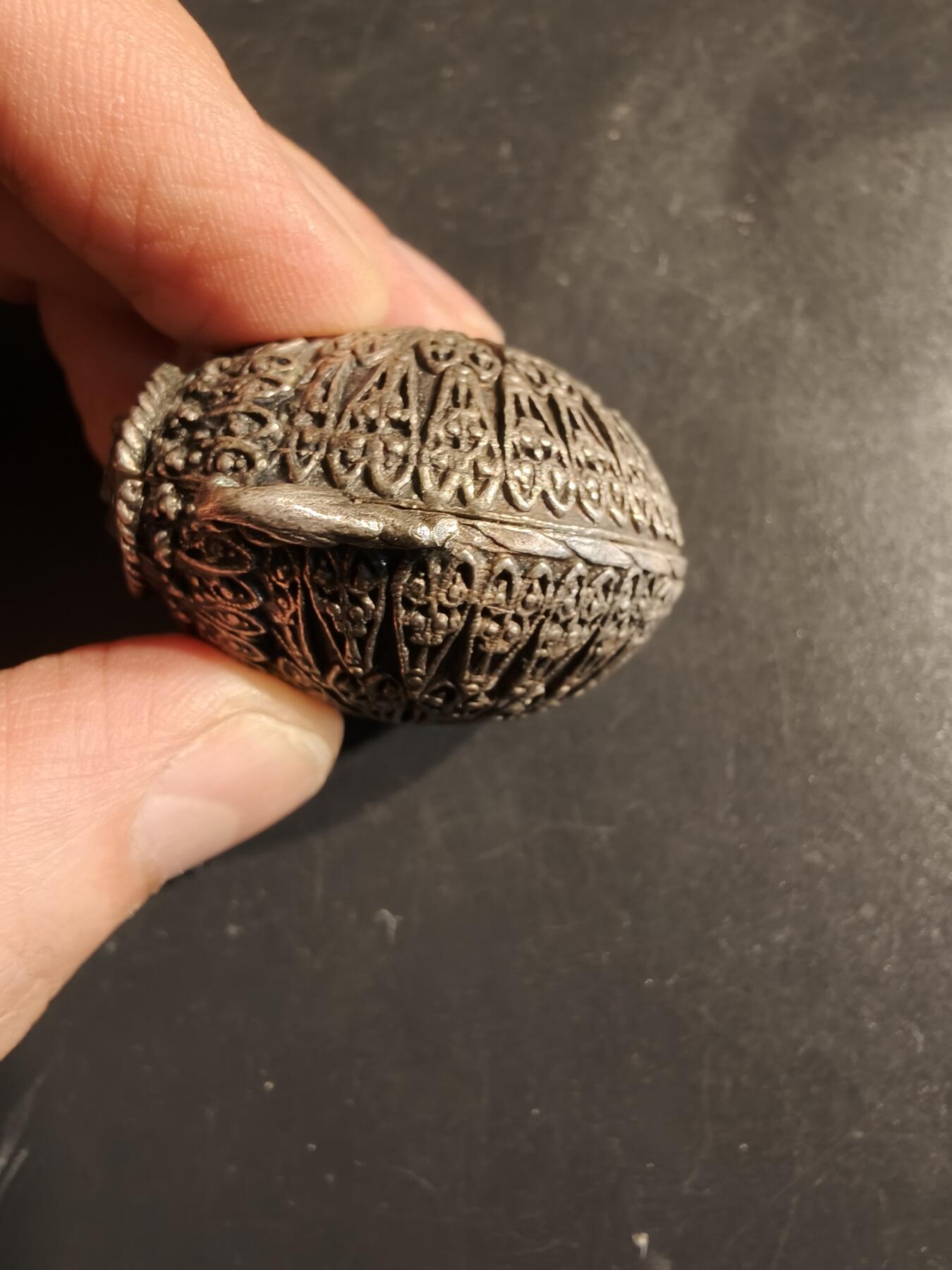 老王徽章第163期 13-15日三场连拍 16日统一发货  13、14日结束后可寄存  法国19世纪镀银香水瓶     里面有一个无法取出来的杯子类的物体     尺寸45mm