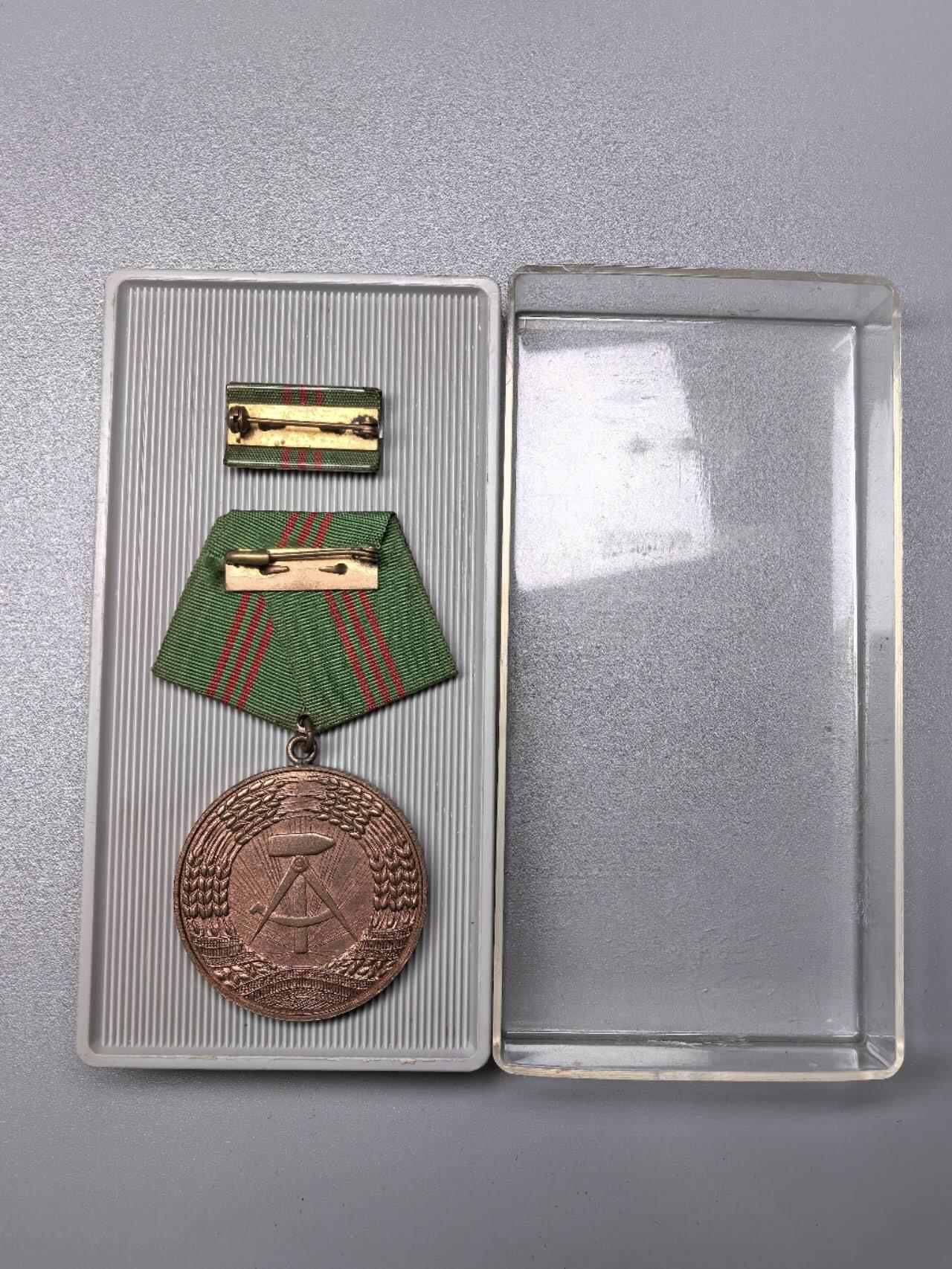 小驴勋章奖章收藏11月15日周六晚五点拍卖（珍爱和平，收藏战争，铭记历史，勿忘国耻，忠党爱国。有偿代拍，送拍规则在简介最后，参拍须阅读规则后再参拍，关系到运费包装发货时效真假辨别等关键信息，拍卖时不再发原图，看大图店主微信码在拍卖店铺介绍里）