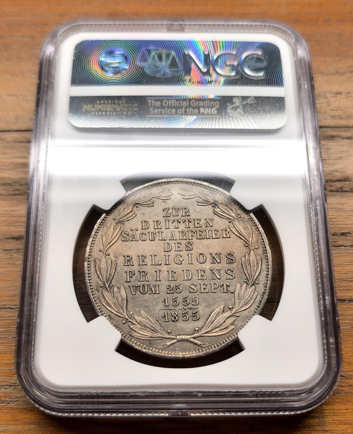 泉海漫舟·凡希社世界钱币微拍第三百十四期 1855德国法兰克福自由市信仰自由纪念2盾大银NGC-MS62，通体浅金淡彩，相当养眼的一枚！