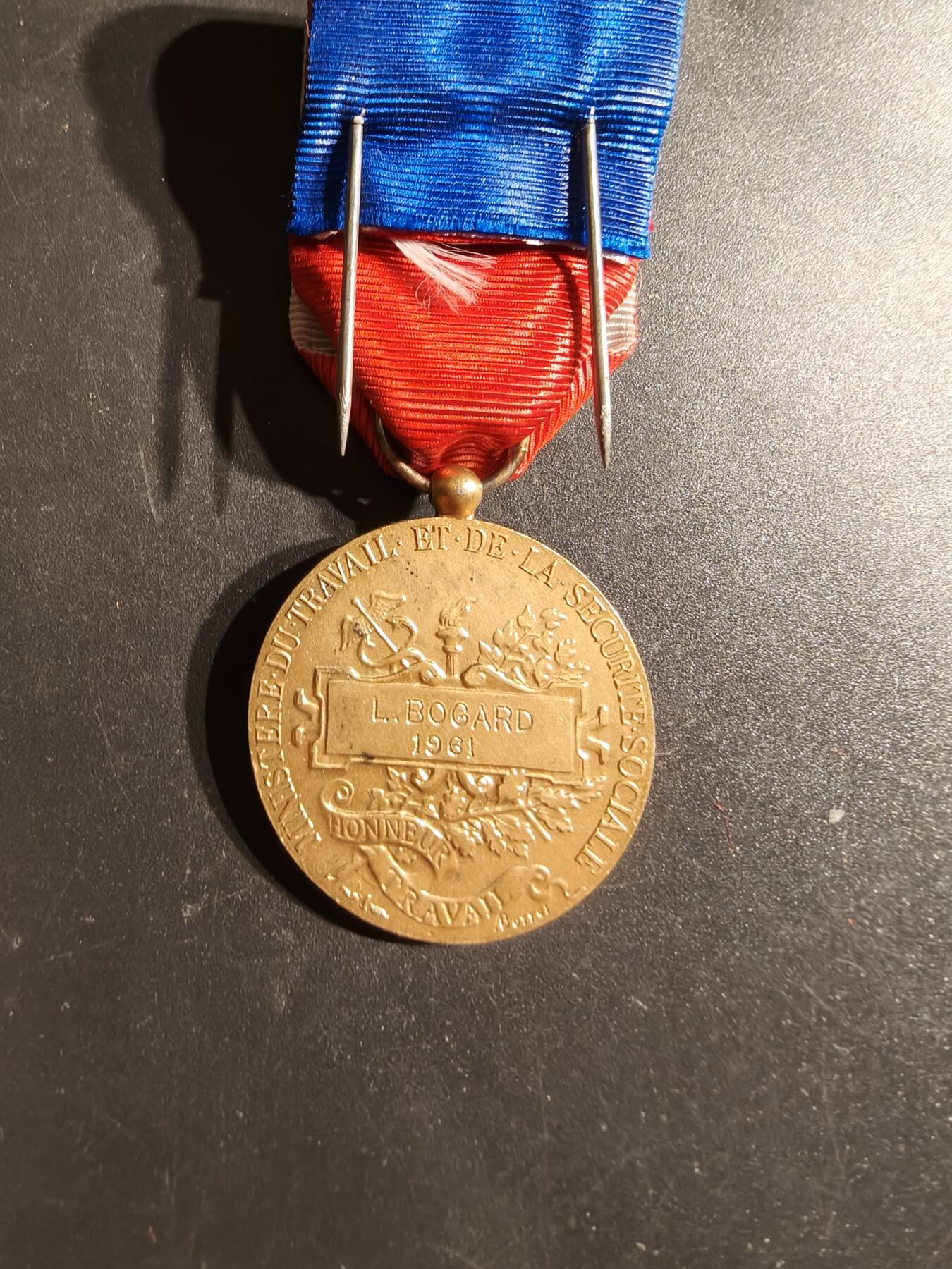 老王徽章第163期 13-15日三场连拍 16日统一发货  13、14日结束后可寄存  法国金级劳工奖章     1961年    950银镀金    13.6g