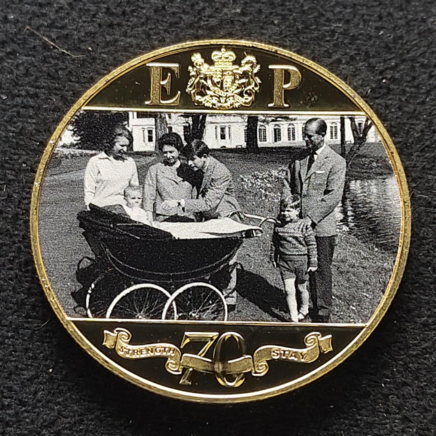 【全场包邮】纯粹捡漏拍476场（免费代拍第13场）调整中 直布罗陀2017年1克朗女王白金婚系列家庭彩色镀金精制克朗型纪念币