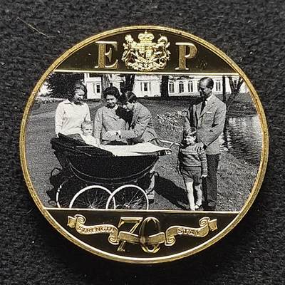 【全场包邮】纯粹捡漏拍476场（免费代拍第13场）调整中 - 直布罗陀2017年1克朗女王白金婚系列家庭彩色镀金精制克朗型纪念币