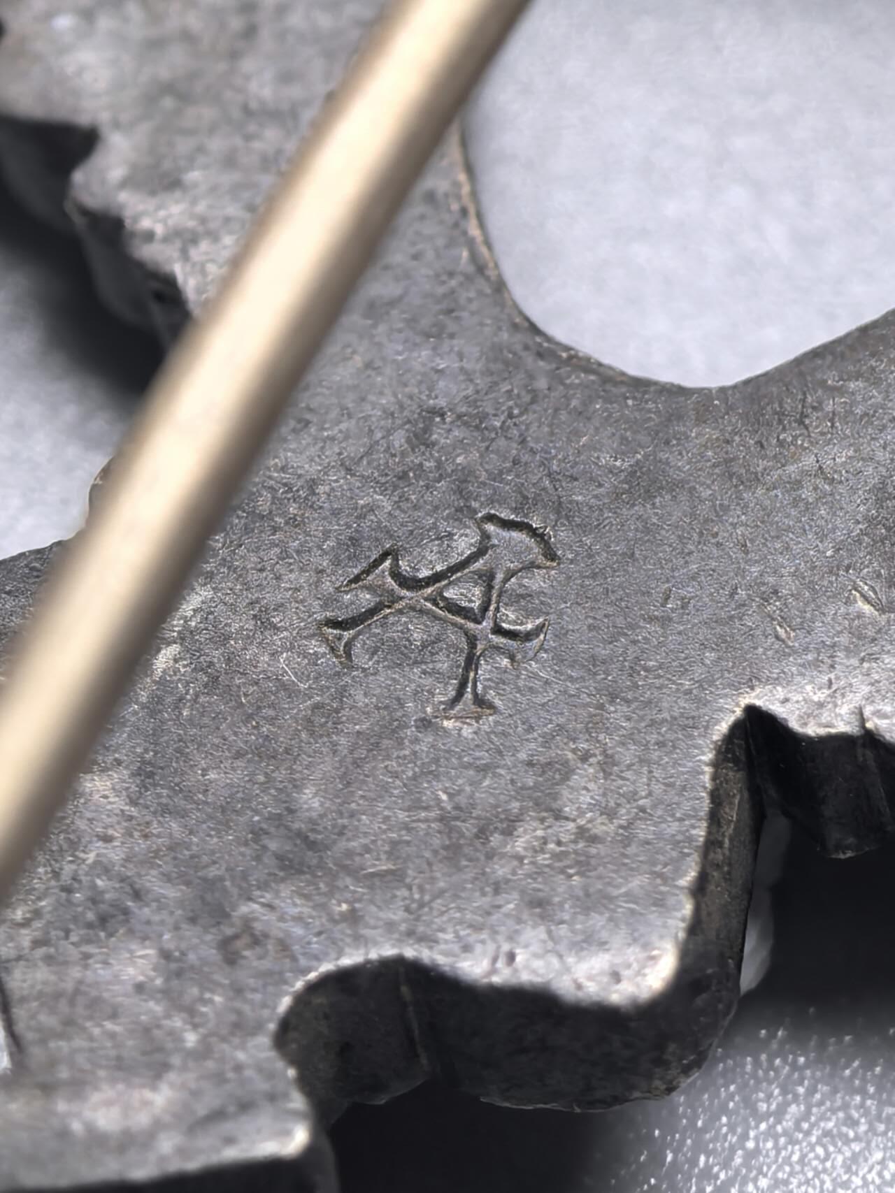 小驴勋章奖章收藏11月15日周六晚五点拍卖（珍爱和平，收藏战争，铭记历史，勿忘国耻，忠党爱国。有偿代拍，送拍规则在简介最后，参拍须阅读规则后再参拍，关系到运费包装发货时效真假辨别等关键信息，拍卖时不再发原图，看大图店主微信码在拍卖店铺介绍里） dww2飞行员奖章带原盒，背打F.W. Assmann und Sohn厂标，TOMBAK铜合金，鹰枪镀黑，好品