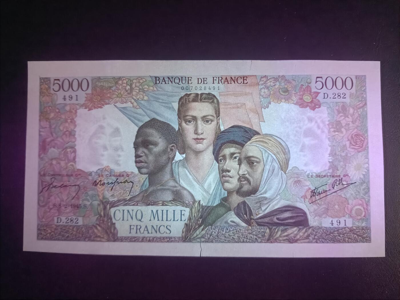 2025十一月第四期，总202期 法国1945年5000法郎AUNC有裂口，最能代表法国钞票风格之一的大票幅“大团结”设计，表达了在法国人格化象征“玛丽安娜”带领下黑人/黄种人/阿拉伯人维系殖民帝国的一厢情愿意愿
