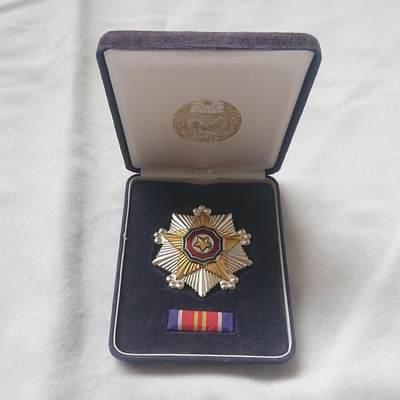 【第壹場】近代勋奖章徽章服饰杂项专场 - 鸭绿江畔 二级国旗勋章 附原盒