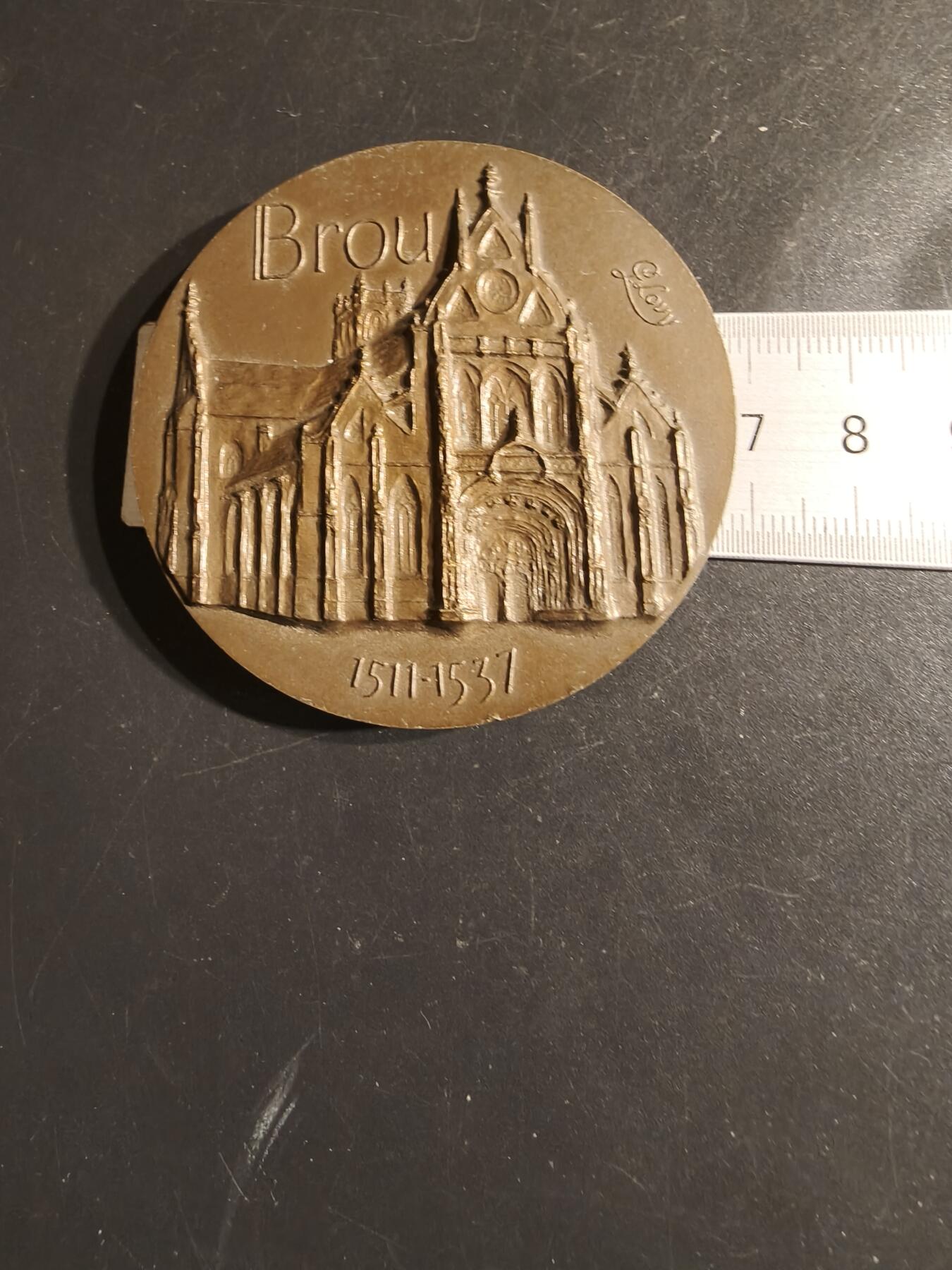 老王徽章第163期 13-15日三场连拍 16日统一发货  13、14日结束后可寄存 法国布鲁皇家修道院大铜章     直径68mm.   重量200g.    该修道院因埋葬着萨伏伊的菲利二世与其妻子奥地利的玛格丽特而闻名 