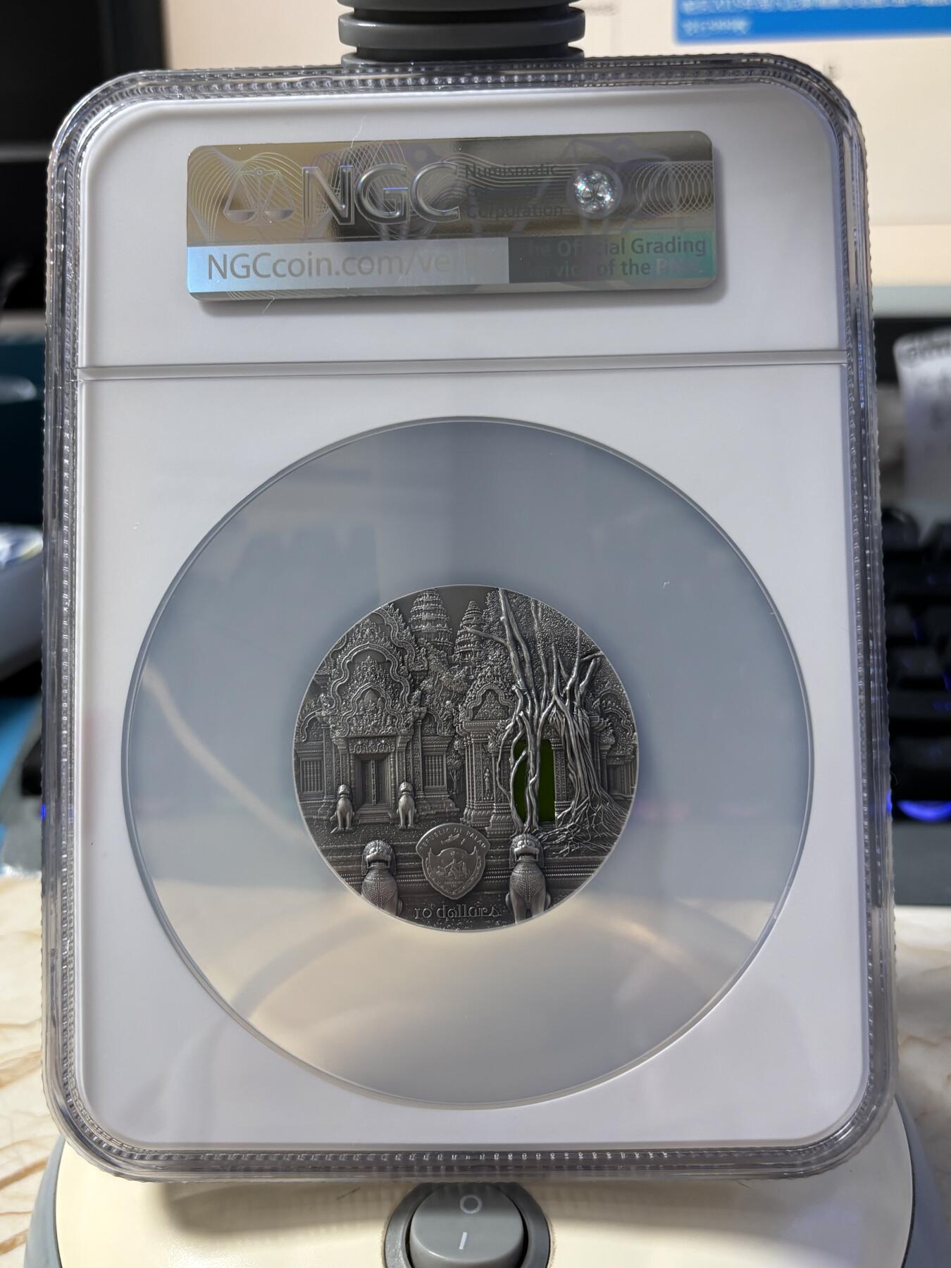 第181期拍卖 帕劳2019年蒂凡尼柬埔寨吴哥窟2盎司镶嵌玻璃银币NGC-MS70原盒证书，999银，发行999枚