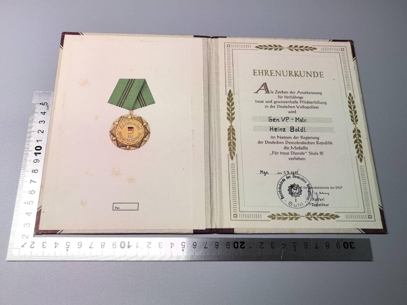 小驴勋章奖章收藏11月15日周六晚五点拍卖（珍爱和平，收藏战争，铭记历史，勿忘国耻，忠党爱国。有偿代拍，送拍规则在简介最后，参拍须阅读规则后再参拍，关系到运费包装发货时效真假辨别等关键信息，拍卖时不再发原图，看大图店主微信码在拍卖店铺介绍里）