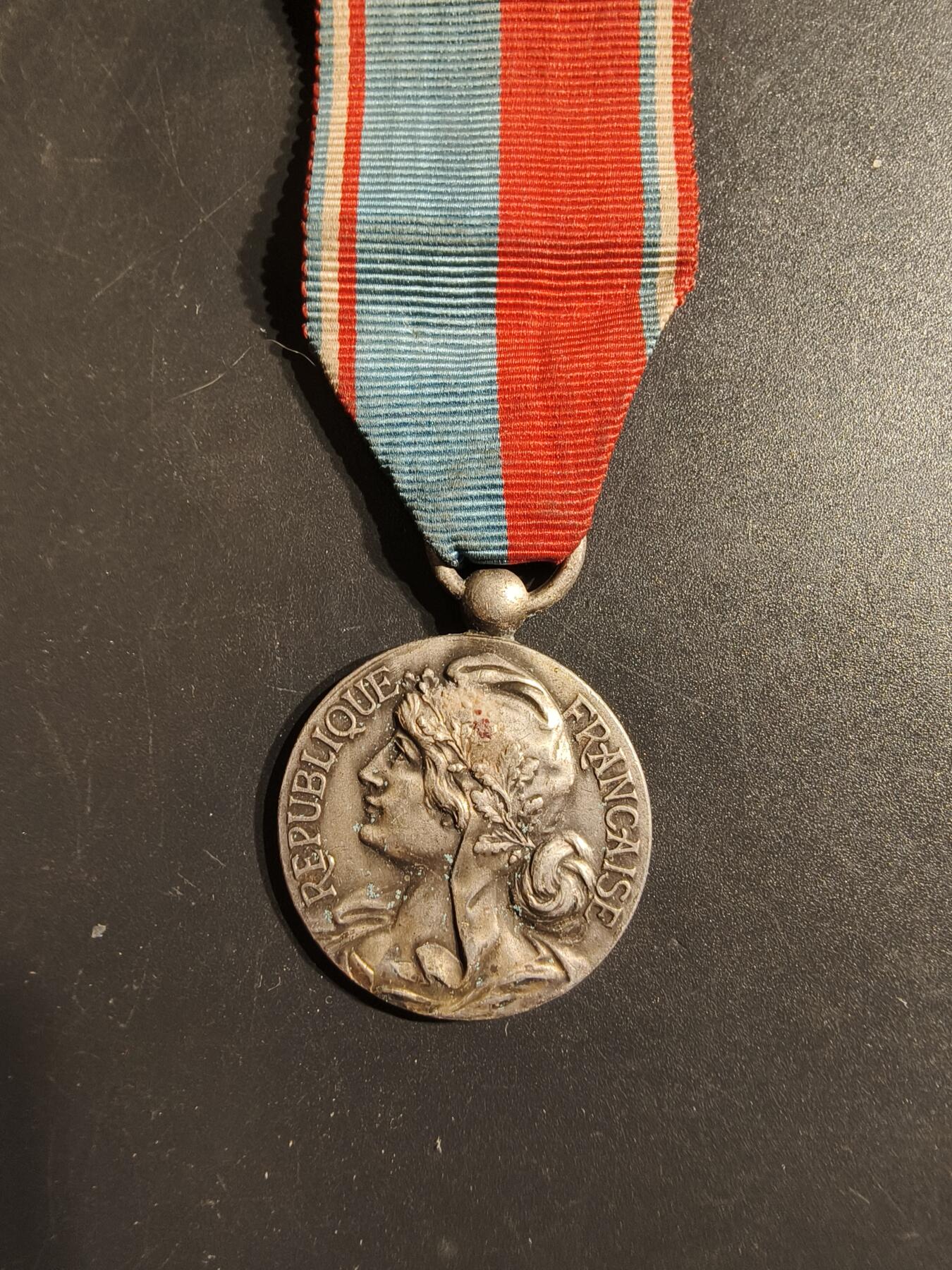 老王徽章第163期 13-15日三场连拍 16日统一发货  13、14日结束后可寄存 法国音乐联盟奖章    早期高浮雕版 