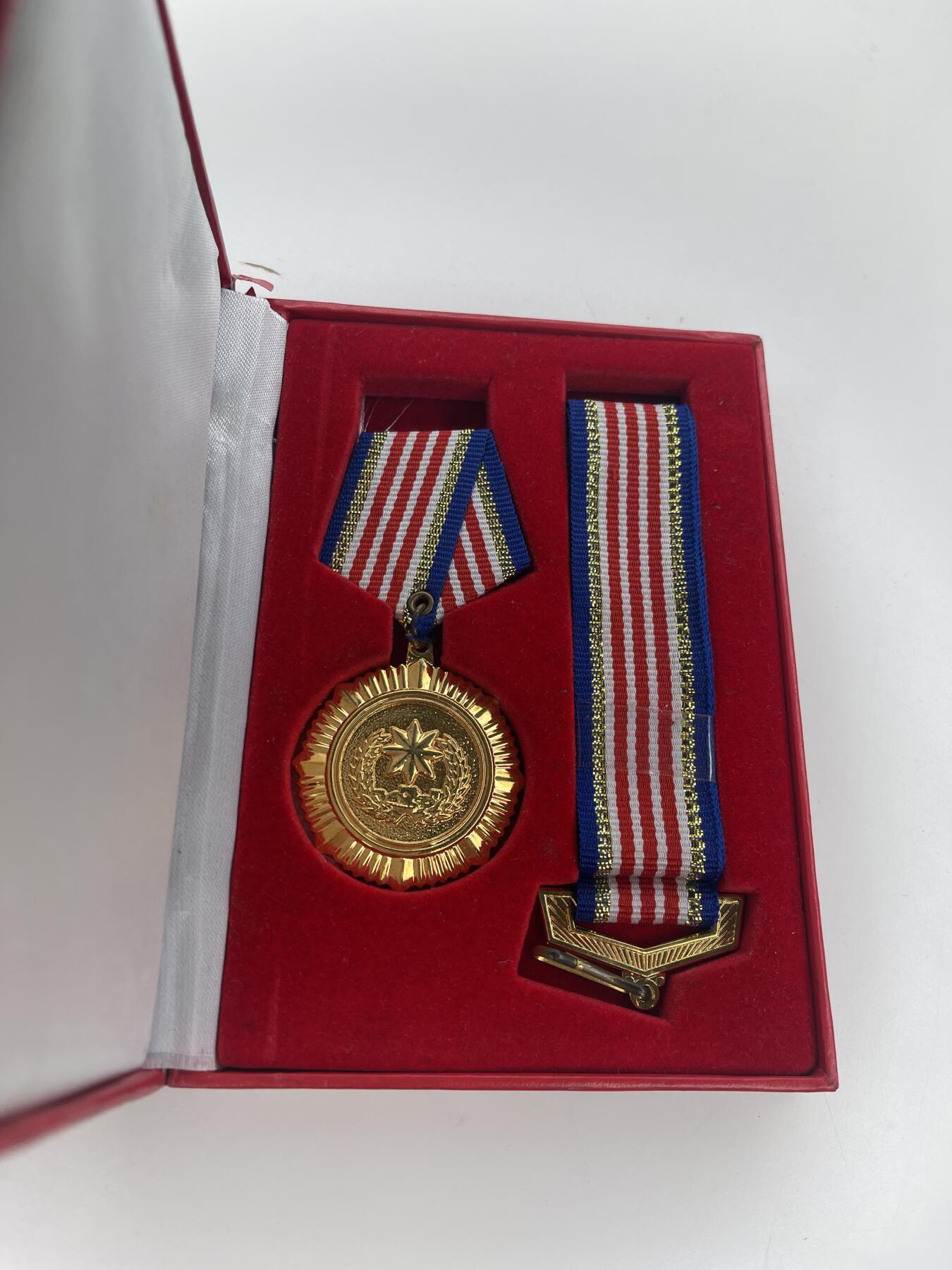 新时代收藏徽章红藏拍卖(第二十八场)  徽章纸品证书杂项 少见 保安三等功奖章 正规奖章 有获得者