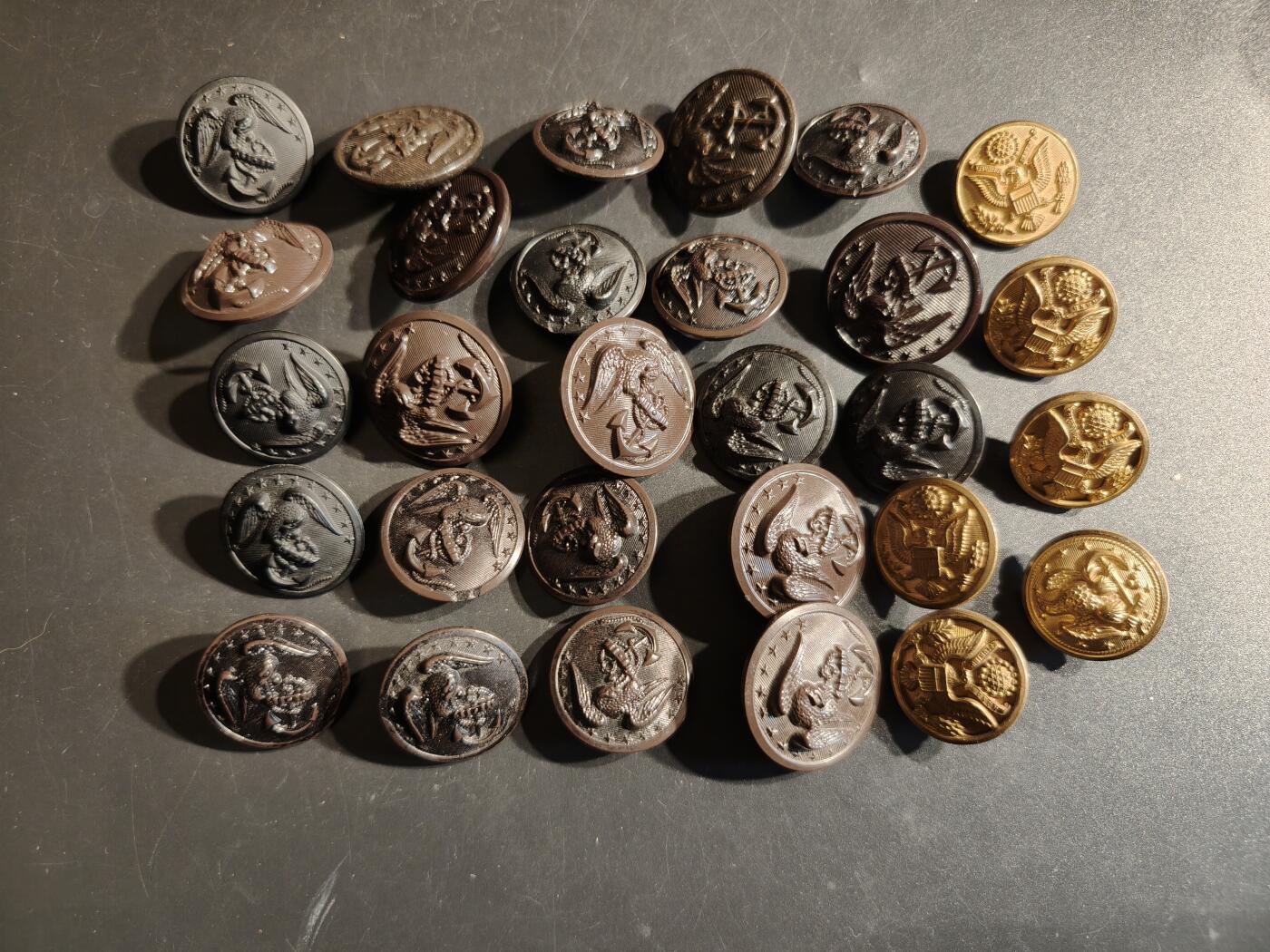 老王徽章第163期 13-15日三场连拍 16日统一发货  13、14日结束后可寄存  美国陆军、陆战队扣子一组     直径21-30mm不等     约29枚
