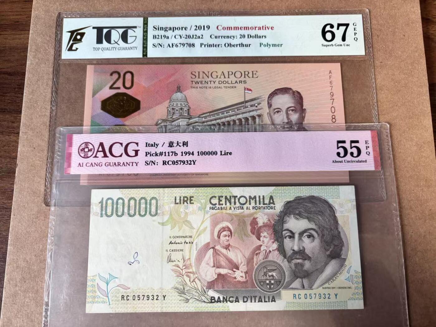 【Blue Auction】世界纸币精拍第750期——18级TOP拍卖/信誉/品质/专业/高效💫 【一组2张】新加坡 2019年20元&意大利 1994年10万里拉 TQG67EPQ/ACG55EPQ 