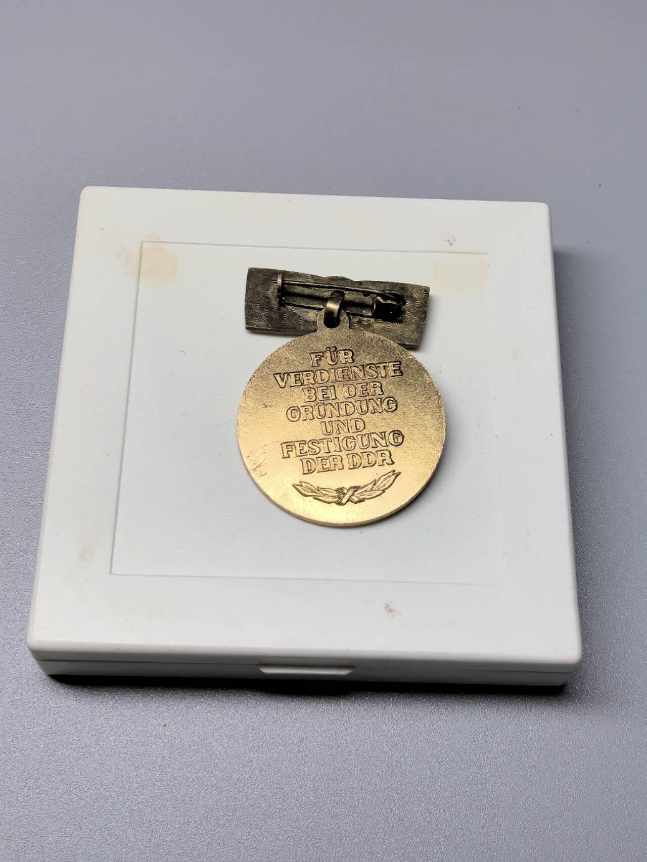 小驴勋章奖章收藏11月15日周六晚五点拍卖（珍爱和平，收藏战争，铭记历史，勿忘国耻，忠党爱国。有偿代拍，送拍规则在简介最后，参拍须阅读规则后再参拍，关系到运费包装发货时效真假辨别等关键信息，拍卖时不再发原图，看大图店主微信码在拍卖店铺介绍里） 东德建国30周年纪念章