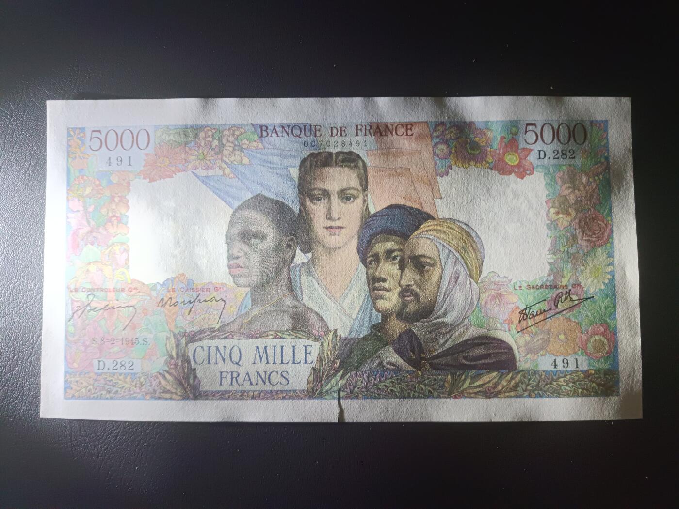 2025十一月第四期，总202期 法国1945年5000法郎AUNC有裂口，最能代表法国钞票风格之一的大票幅“大团结”设计，表达了在法国人格化象征“玛丽安娜”带领下黑人/黄种人/阿拉伯人维系殖民帝国的一厢情愿意愿