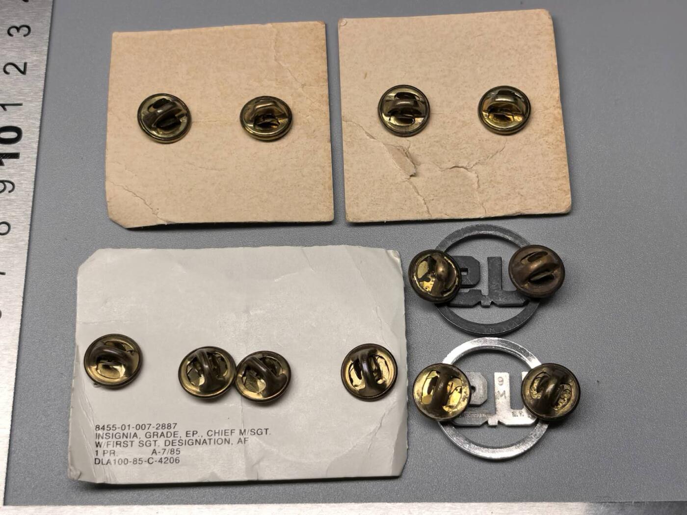 小驴勋章奖章收藏11月15日周六晚五点拍卖（珍爱和平，收藏战争，铭记历史，勿忘国耻，忠党爱国。有偿代拍，送拍规则在简介最后，参拍须阅读规则后再参拍，关系到运费包装发货时效真假辨别等关键信息，拍卖时不再发原图，看大图店主微信码在拍卖店铺介绍里） 美军领章一组，蝴蝶扣有厂标