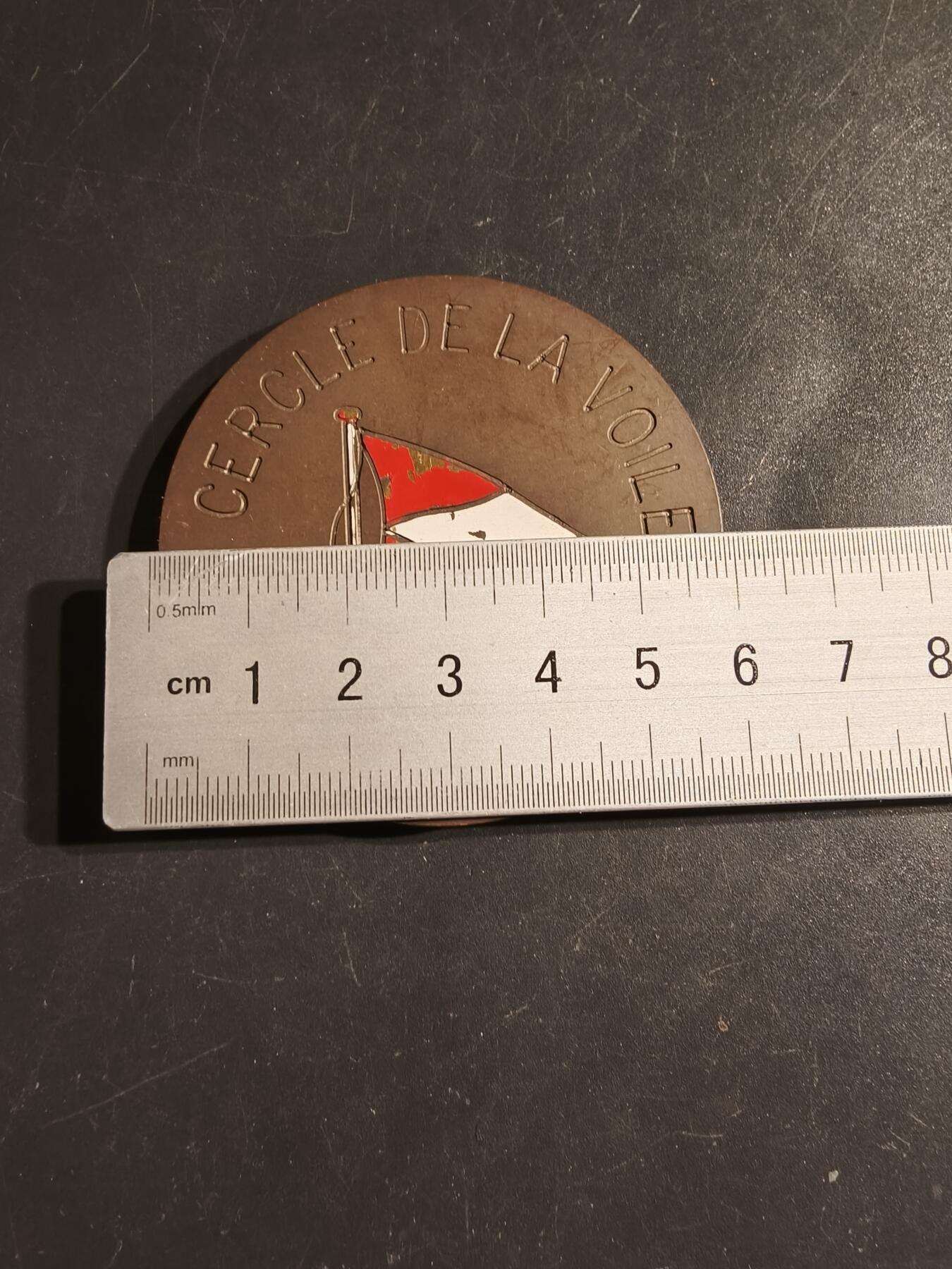 老王徽章第163期 13-15日三场连拍 16日统一发货  13、14日结束后可寄存  法国塞纳河畔沃市帆船俱乐部大铜章     直径60mm.   重量116.6g