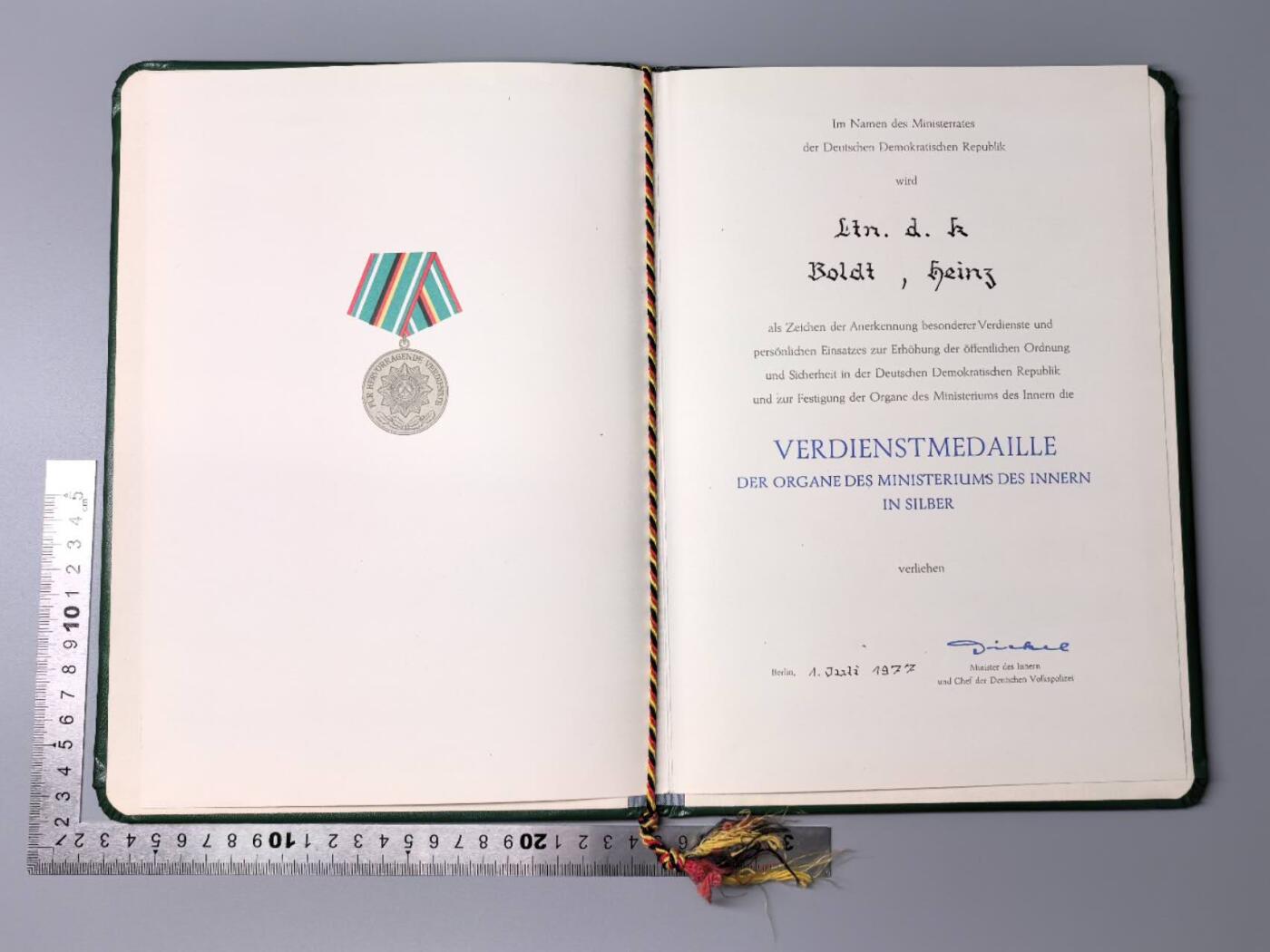 小驴勋章奖章收藏11月15日周六晚五点拍卖（珍爱和平，收藏战争，铭记历史，勿忘国耻，忠党爱国。有偿代拍，送拍规则在简介最后，参拍须阅读规则后再参拍，关系到运费包装发货时效真假辨别等关键信息，拍卖时不再发原图，看大图店主微信码在拍卖店铺介绍里）