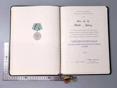 小驴勋章奖章收藏11月15日周六晚五点拍卖（珍爱和平，收藏战争，铭记历史，勿忘国耻，忠党爱国。有偿代拍，送拍规则在简介最后，参拍须阅读规则后再参拍，关系到运费包装发货时效真假辨别等关键信息，拍卖时不再发原图，看大图店主微信码在拍卖店铺介绍里） - 东德银级内务部功绩证书