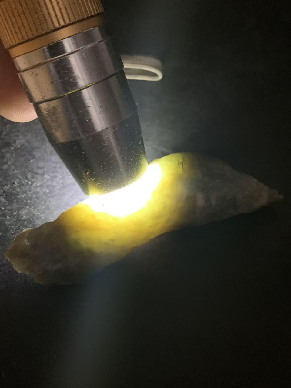 新疆戈壁风化纹和田玉青玉原石一颗，