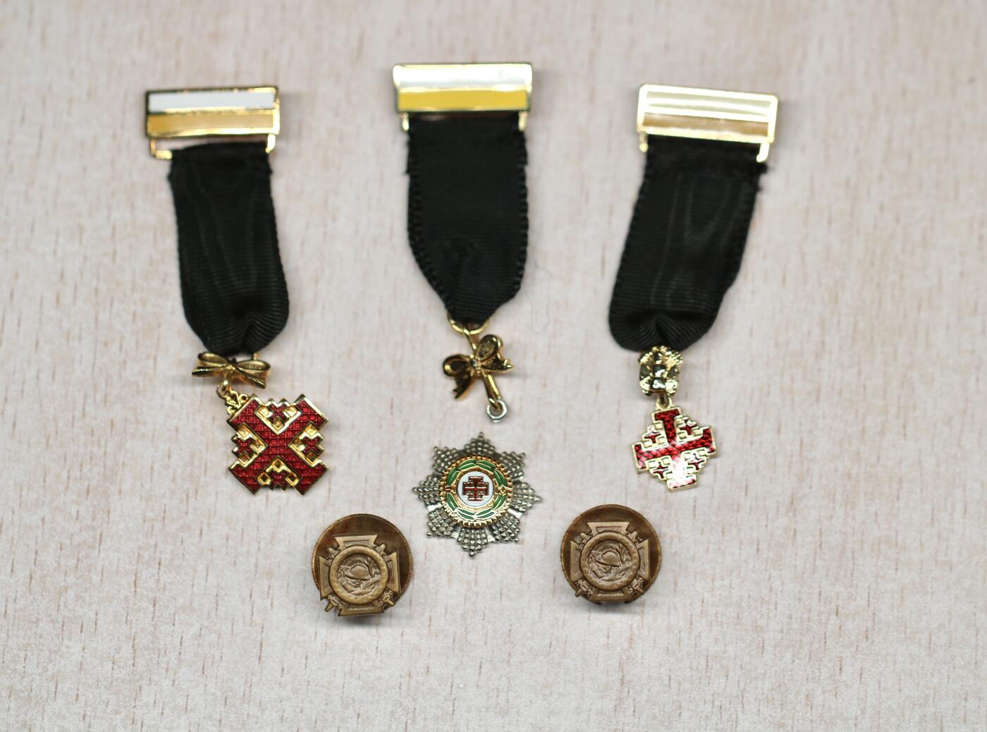 大猫徽章拍卖 第282期  梵蒂冈教皇国聖墓骑士  团迷你章一对 梵蒂冈教皇国聖墓骑士 团 星芒 迷你章 比利时一战战火十字纪念奖章迷你 带F IBRU-FISCH厂标