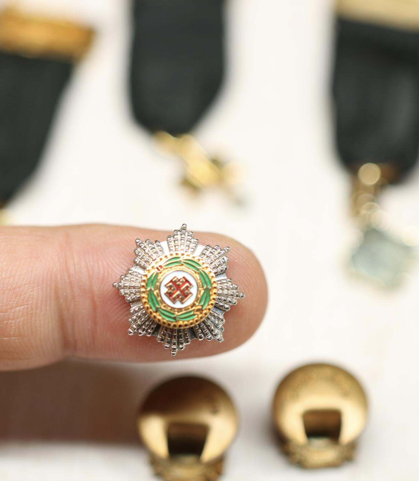 大猫徽章拍卖 第282期  梵蒂冈教皇国聖墓骑士  团迷你章一对 梵蒂冈教皇国聖墓骑士 团 星芒 迷你章 比利时一战战火十字纪念奖章迷你 带F IBRU-FISCH厂标