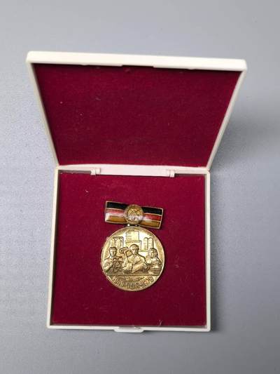 小驴勋章奖章收藏11月15日周六晚五点拍卖（珍爱和平，收藏战争，铭记历史，勿忘国耻，忠党爱国。有偿代拍，送拍规则在简介最后，参拍须阅读规则后再参拍，关系到运费包装发货时效真假辨别等关键信息，拍卖时不再发原图，看大图店主微信码在拍卖店铺介绍里） - 东德建国30周年纪念章