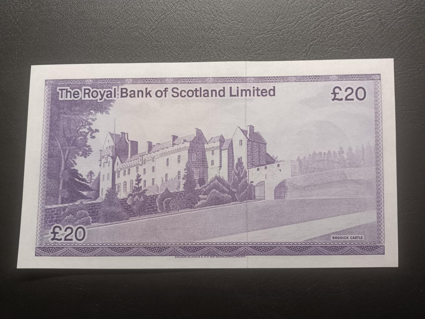 2025十一月第四期，总202期 苏格兰皇家银行1977年20镑AUNC首冠A/1，银行徽章和布罗迪克城堡，少见中高面值