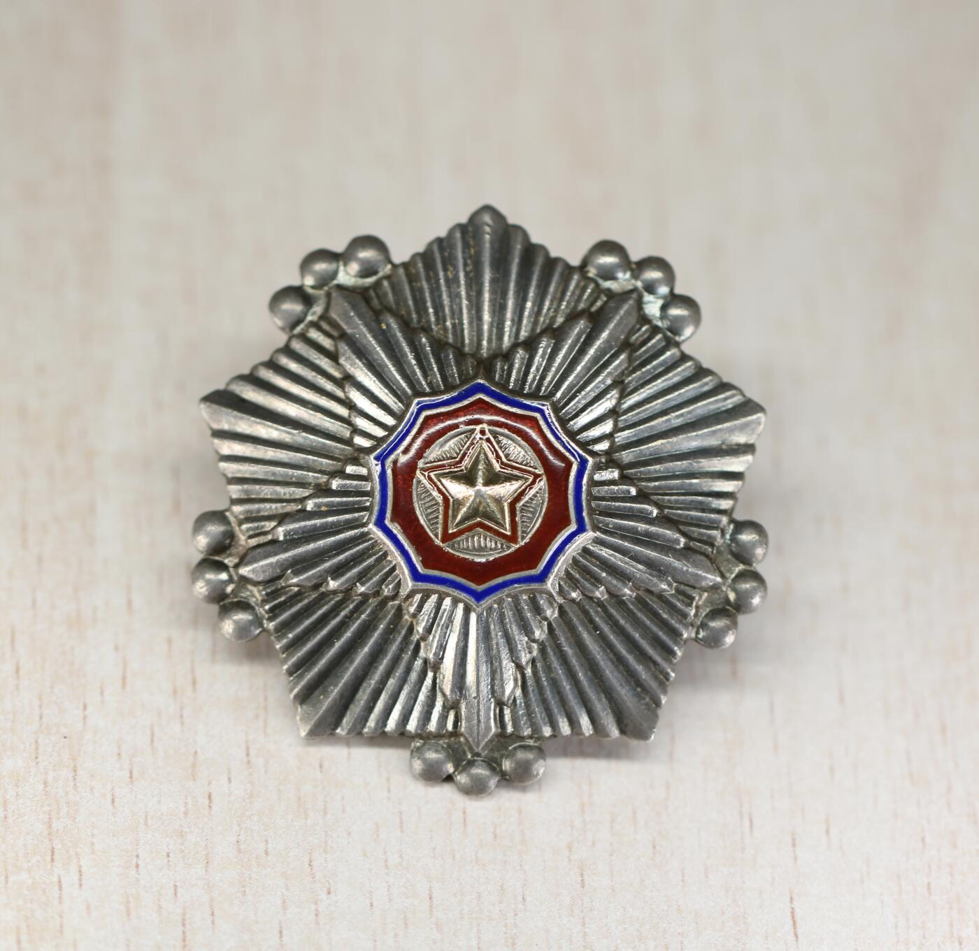 大猫徽章拍卖 第282期 朝鲜🇰🇵三级国旗勋章 早期小轮