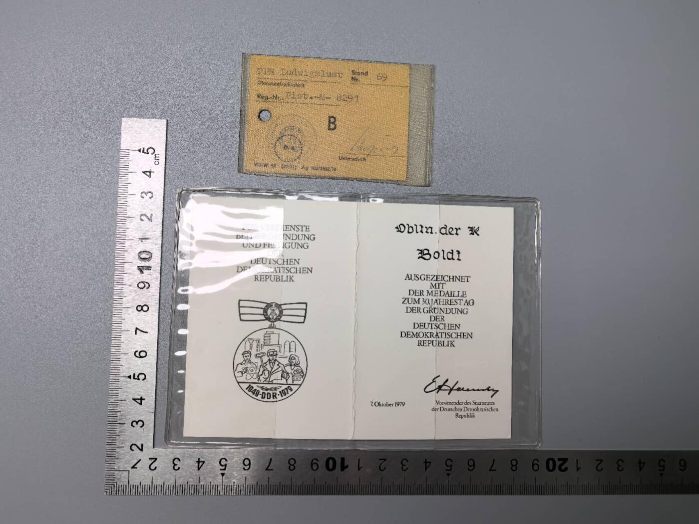 小驴勋章奖章收藏11月15日周六晚五点拍卖（珍爱和平，收藏战争，铭记历史，勿忘国耻，忠党爱国。有偿代拍，送拍规则在简介最后，参拍须阅读规则后再参拍，关系到运费包装发货时效真假辨别等关键信息，拍卖时不再发原图，看大图店主微信码在拍卖店铺介绍里） 东德建国30周年证书