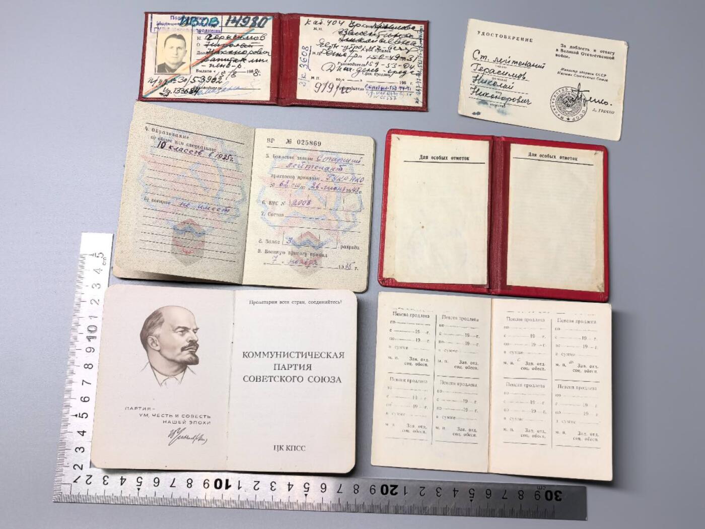 小驴勋章奖章收藏11月15日周六晚五点拍卖（珍爱和平，收藏战争，铭记历史，勿忘国耻，忠党爱国。有偿代拍，送拍规则在简介最后，参拍须阅读规则后再参拍，关系到运费包装发货时效真假辨别等关键信息，拍卖时不再发原图，看大图店主微信码在拍卖店铺介绍里）